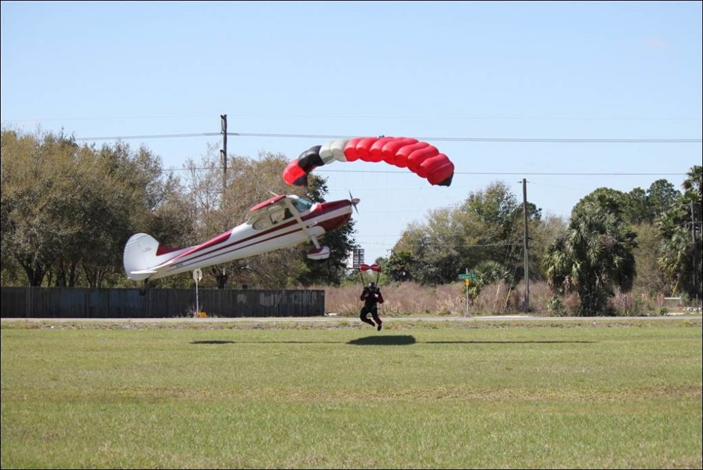 парашютист и самолет столкновение