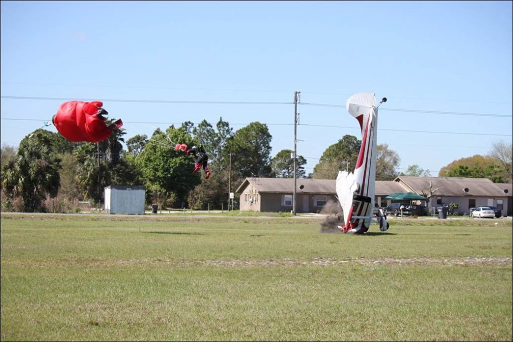 парашютист и самолет столкновение